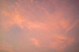 verão de nuvem de fundo. verão de nuvens. céu nuvem cinematográfica. céu natural fundo de textura por do sol bonito e cinematográfico foto