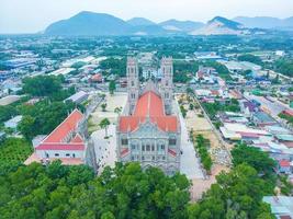 vista superior da igreja song vinh, também conhecida como música paroquial, que atrai turistas para visitar espiritualmente nos fins de semana em vung tau, vietnã. música vinh igreja tem construção parece com a frança foto