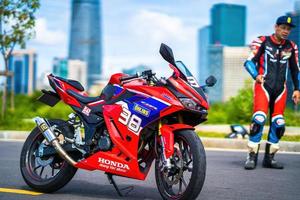 ho chi minh - 22 de maio de 2022 - foco a moto cbr 150r 2021 é uma moto da honda. muito arrojado e colorido. foto