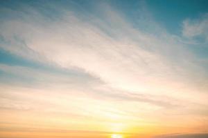 verão de nuvem de fundo. verão de nuvens. céu nuvem cinematográfica. céu natural fundo de textura por do sol bonito e cinematográfico foto