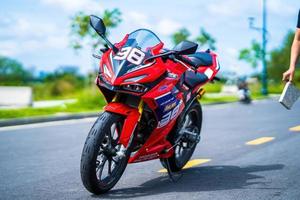 ho chi minh - 22 de maio de 2022 - foco a moto cbr 150r 2021 é uma moto da honda. muito arrojado e colorido. foto