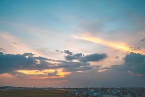 verão de nuvem de fundo. verão de nuvens. céu nuvem cinematográfica. céu natural fundo de textura por do sol bonito e cinematográfico foto