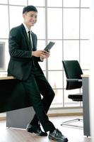jovem adulto usando um tablet no escritório photo foto