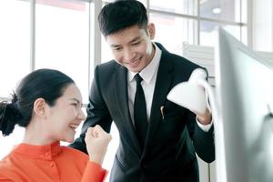 colegas animados se sentindo felizes comemorando o bom resultado ou sucesso do trabalho em equipe foto