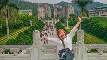 mulheres asiáticas velhas felizes viajam no museu do palácio nacional de taipei foto