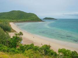 ponto de vista no topo da ilha com idyllice beach ocean e céu azul em férias, samae san island chonburi tailândia, conceito de verão foto