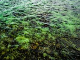bela superfície do mar verde no oceano, fundo de superfície foto