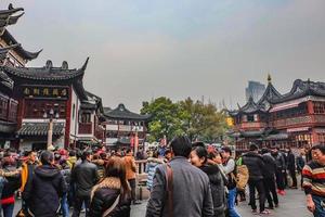 shanghai.china - 25 de janeiro de 2015. turista vem ao jardim yuyuan no feriado, cidade de xangai, china foto