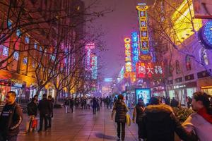 xangai.china - 26 de janeiro de 2015 vida noturna de pessoas andando na estrada de nanjing andando pela rua na cidade de xangai china foto