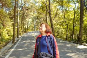 belas mulheres asiáticas sênior andando no parque de montanha xiqiao foshan china, china travel foto