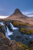 kirkjufell mountain um marco natural icônico da islândia localizado na península de snaefellsnes, perto da cidade de grundarfjordur. foto