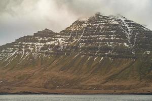 a bela paisagem vista das montanhas em stodvarfjordur a cidade de pescadores na região leste da islândia. o leste da Islândia tem fiordes de tirar o fôlego e charmosas vilas de pescadores.