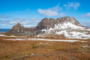 a montanha do berço é uma montanha na região das terras altas centrais da tasmânia, austrália. a montanha está situada no parque nacional cradle mountain-lake st clair. foto