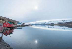 o reflexo da natureza em eskifjordur a pequena aldeia do leste do fiorde do leste da islândia. foto