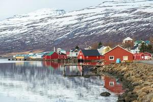 eskifjordur a encantadora vila de pescadores do leste da islândia na temporada de inverno. foto