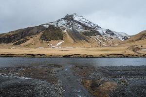 a bela paisagem na Islândia o país nórdico da Escandinávia. a Islândia é um país de contrastes nítidos. um lugar onde o fogo e o gelo coexistem. foto