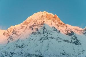 Annapurna ao sul das montanhas do Himalaia no nepal durante o nascer do sol. Annapurna South é um dos picos mais impressionantes da cordilheira Annapurna. foto