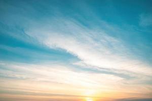 verão de nuvem de fundo. verão de nuvens. céu nuvem cinematográfica. céu natural fundo de textura por do sol bonito e cinematográfico foto