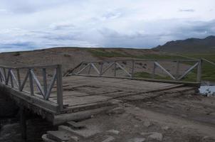 ponte de madeira tradicional. mongólia central foto