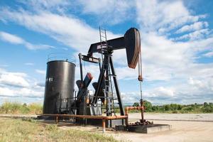 pumpjack bombeamento de petróleo bruto foto