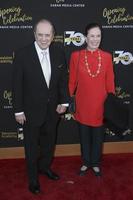 los angeles, 2 de junho - bob newhart e esposa na gala do 70º aniversário da television academy no saban theatre em 2 de junho de 2016 em north hollywood, ca foto