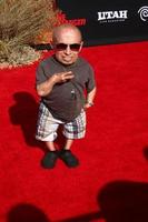 los angeles, 22 de junho - verne troyer na estreia mundial do guarda florestal solitário na aventura da disney s califórnia em 22 de junho de 2013 em anaheim, ca foto