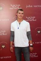 los angeles, 13 de março - chris zylka chegando ao 8º benefício anual da casa stuart john varvatos na loja john varvaots em 13 de março de 2011 em los angeles, ca foto