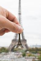 modelo de eiffel de preensão de mão foto