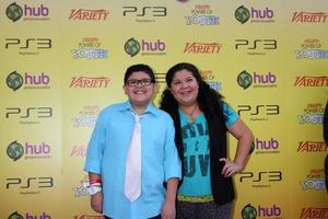 los angeles, 22 de outubro - rico rodriguez, sister raini chegando ao evento power of youth de 2011 nos estúdios paramount em 22 de outubro de 2011 em los angeles, ca foto