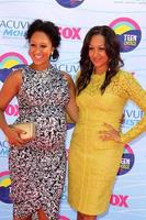 los angeles, 22 de julho - tamera mowry, tia mowry chegando no 2012 teen choice awards no gibson ampitheatre em 22 de julho de 2012 em los angeles, ca foto