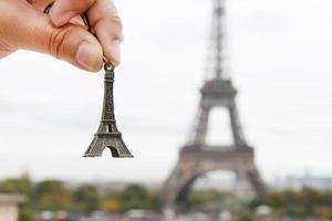 modelo de eiffel de preensão de mão foto