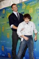 los angeles, 7 de agosto - kellan lutz e seu irmão na sala de imprensa no teen choice awards de 2011 no anfiteatro gibson em 7 de agosto de 2011 em los angeles, ca foto