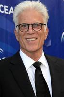 los angeles, 18 de agosto - ted danson na 6ª festa anual de verão seachange do oceana no beverly hilton hotel em 18 de agosto de 2013 em beverly hills, ca foto