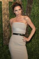 los angeles, 26 de fevereiro - victoria beckham chega na festa do oscar da vanity fair de 2012 na torre do pôr do sol em 26 de fevereiro de 2012 em west hollywood, ca foto