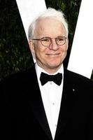 los angeles, 26 de fevereiro - steve martin chega na festa do oscar da vanity fair de 2012 na torre do pôr do sol em 26 de fevereiro de 2012 em west hollywood, ca foto