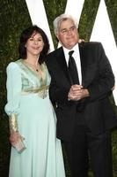 los angeles, 26 de fevereiro - mavis e jay leno chegam à festa do oscar da vanity fair de 2012 na torre do pôr do sol em 26 de fevereiro de 2012 em west hollywood, ca foto