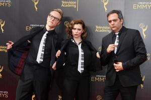 los angeles, 10 de setembro - jack dolgen, rachel bloom, adam schlesinger nos prêmios emmy de artes criativas de 2016, dia 1, chegadas ao microsoft theater em 10 de setembro de 2016 em los angeles, ca foto