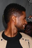 los angeles, 8 de maio - usher chega ao evento do top 12 da 4ª temporada de voz no house of blues em 8 de maio de 2013 em west hollywood, ca foto