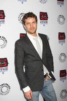 los angeles, 12 de abril - joshua jackson chega à televisão Warner Brothers - lançamento de exibição fora da caixa no paley center for media em 12 de abril de 2012 em beverly hills, ca foto