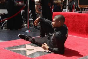 los angeles, 7 de setembro - usher raymond no porteiro homenageado com uma estrela na calçada da fama de hollywood no easttown em 7 de setembro de 2016 em los angeles, ca foto