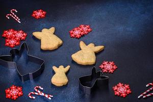 deliciosos biscoitos de gengibre com mel, gengibre e canela. composição de natal foto