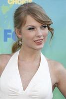 los angeles, 7 de agosto - taylor swift chegando ao teen choice awards de 2011 no anfiteatro gibson em 7 de agosto de 2011 em los angeles, ca foto