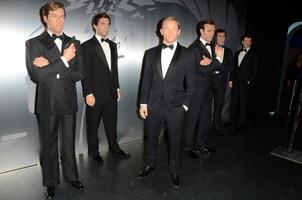 los angeles, 15 de dezembro - figuras de cera de seis atores de bond no madame tussauds hollywood revela todos os seis james bond em cera no tcl chinese theatre em 15 de dezembro de 2015 em los angeles, ca foto