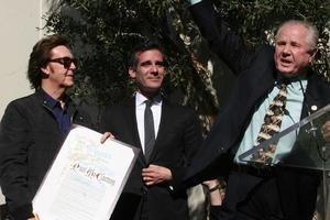 los angeles, 9 de fevereiro - paul mccartney, eric garcetti, tom lebonge na cerimônia da calçada da fama de hollywood para paul mccartney na construção de registros da capital em 9 de fevereiro de 2012 em los angeles, ca foto