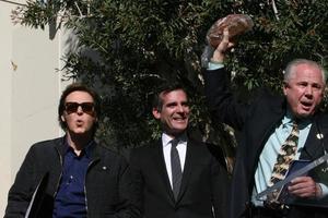 los angeles, 9 de fevereiro - paul mccartney, eric garcetti, tom lebonge na cerimônia da calçada da fama de hollywood para paul mccartney na construção de registros da capital em 9 de fevereiro de 2012 em los angeles, ca foto