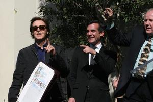 los angeles, 9 de fevereiro - paul mccartney, eric garcetti, na cerimônia da calçada da fama de hollywood para paul mccartney no edifício de registros da capital em 9 de fevereiro de 2012 em los angeles, ca foto