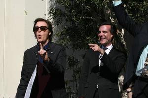 los angeles, 9 de fevereiro - paul mccartney, eric garcetti, na cerimônia da calçada da fama de hollywood para paul mccartney no edifício de registros da capital em 9 de fevereiro de 2012 em los angeles, ca foto