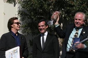 los angeles, 9 de fevereiro - paul mccartney, eric garcetti, tom lebonge na cerimônia da calçada da fama de hollywood para paul mccartney na construção de registros da capital em 9 de fevereiro de 2012 em los angeles, ca foto