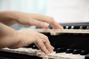 mão de mulher toca teclado electone - pessoas com conceito de música foto