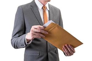 empresário segurando um envelope com folha isolada no fundo branco. foto